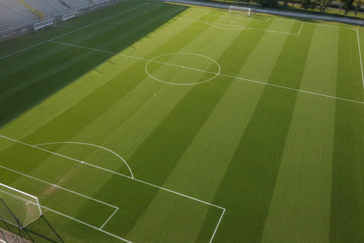 Campo da calcio visto dall'alto con linee bianche sul prato verde